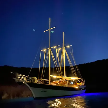 Luxury Private Boat Gulet With Crew And Cook For 8 Guests Hotel en barco *