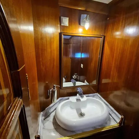 Luxury Private Boat Gulet With Crew And Cook For 8 Guests Hotel en barco Bodrum