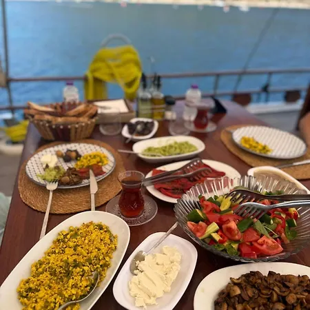 Luxury Private Boat Gulet With Crew And Cook For 8 Guests Hotel en barco