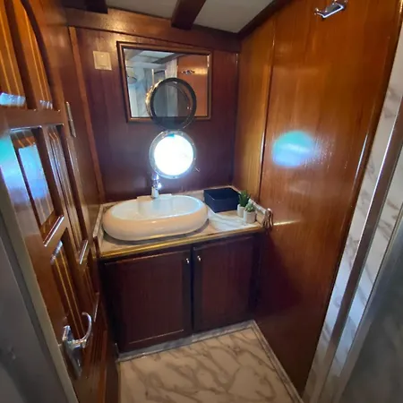 Hotel en barco Luxury Private Boat Gulet With Crew And Cook For 8 Guests *