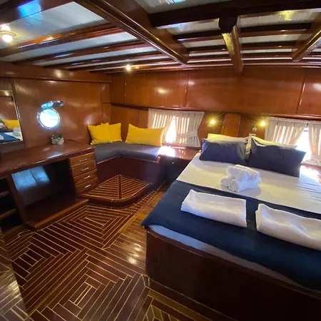 Hotel en barco Luxury Private Boat Gulet With Crew And Cook For 8 Guests Bodrum
