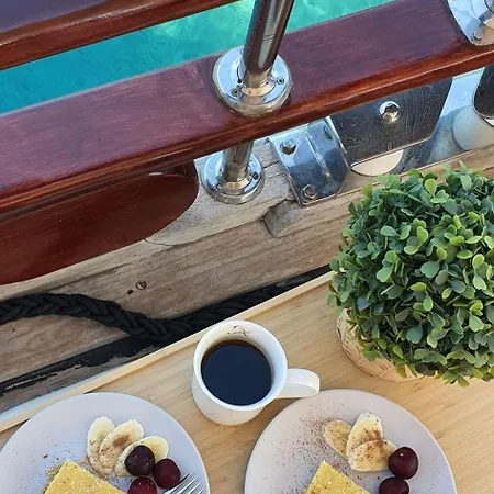 Luxury Private Boat Gulet With Crew And Cook For 8 Guests Hotel en barco *